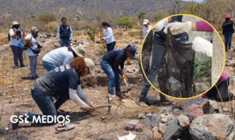 Colectivos hallan 60 bolsas con restos humanos en fosa clandestina de El Salto