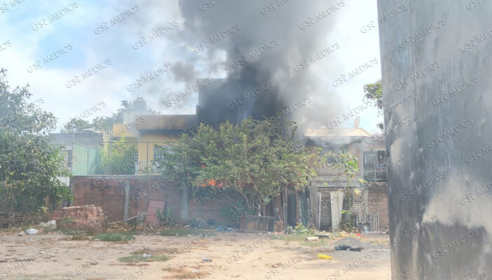 Incendio consume vivienda de tres niveles en Las Juntas
