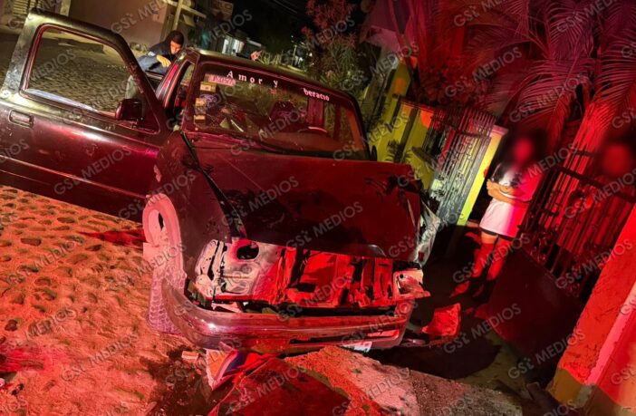 Choque de camioneta deja personas lesionadas durante la madrugada