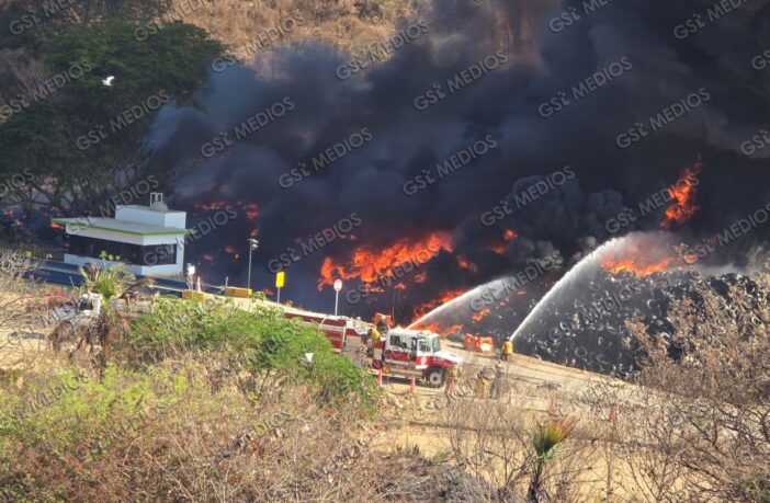 Fuerte incendio en basurero municipal de Puerto Vallarta provoca suspensión de clases