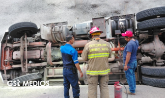 Vuelca pipa cargada con 66 mil litros de turbosina en la autopista San Juan de los Lagos–Guadalajara