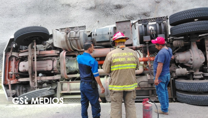 Vuelca pipa cargada con 66 mil litros de turbosina en la autopista San Juan de los Lagos–Guadalajara