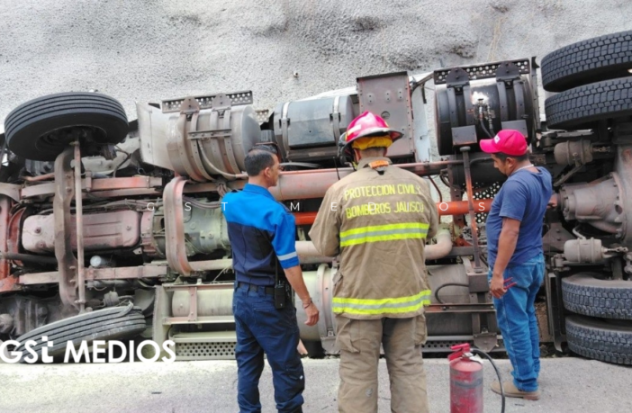 Vuelca pipa cargada con 66 mil litros de turbosina en la autopista San Juan de los Lagos–Guadalajara