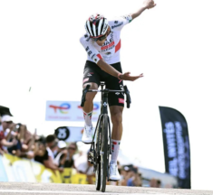 Isaac del Toro gana en el Grand Colombier y mantiene vivo su sueño del maillot amarillo