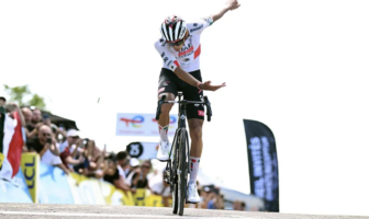 Isaac del Toro gana en el Grand Colombier y mantiene vivo su sueño del maillot amarillo