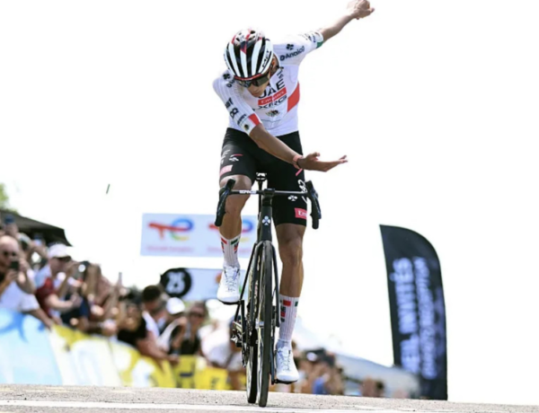 Isaac del Toro gana en el Grand Colombier y mantiene vivo su sueño del maillot amarillo