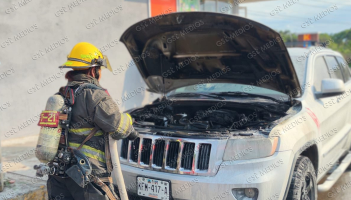 Se incendia camioneta en la avenida Víctor Iturbe cerca del salón César; no hay lesionados