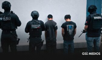 Detienen a dos adolescentes por robo con violencia a tienda de abarrotes en Guadalajara