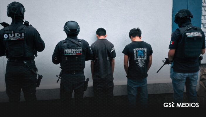 Detienen a dos adolescentes por robo con violencia a tienda de abarrotes en Guadalajara