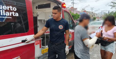 Joven resulta lesionado de un brazo tras altercado vial en la avenida Francisco Villa