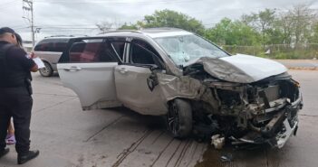 Conductora pierde el control y choca contra pilares del puente de Las Juntas; sufre solo lesiones leves