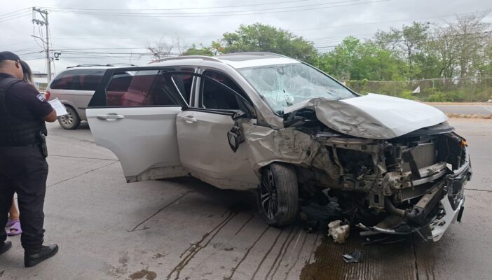 Conductora pierde el control y choca contra pilares del puente de Las Juntas; sufre solo lesiones leves