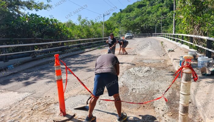 Vecinos de Paso Ancho tapan baches ante falta de atención del gobierno municipal