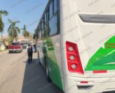 Chofer de transporte de personal se enfrenta a golpes con motociclista tras altercado vial