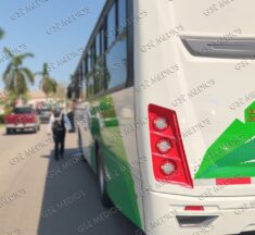 Chofer de transporte de personal se enfrenta a golpes con motociclista tras altercado vial