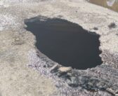 Vehículo cae en enorme socavón en la avenida Prisciliano Sánchez