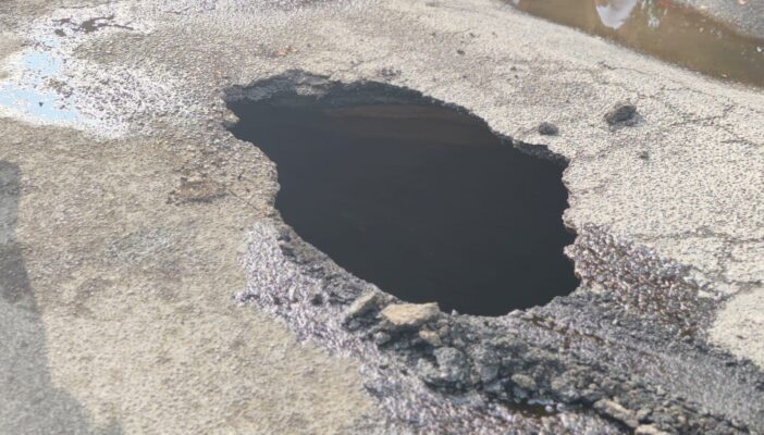 Vehículo cae en enorme socavón en la avenida Prisciliano Sánchez