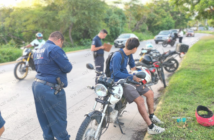 Choque por alcance entre motociclistas deja dos lesionados en Av. De los Poetas