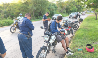 Choque por alcance entre motociclistas deja dos lesionados en Av. De los Poetas