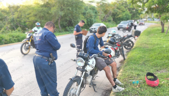 Choque por alcance entre motociclistas deja dos lesionados en Av. De los Poetas