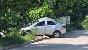 Muere conductor tras impactar contra muro de contención en Av. Federación