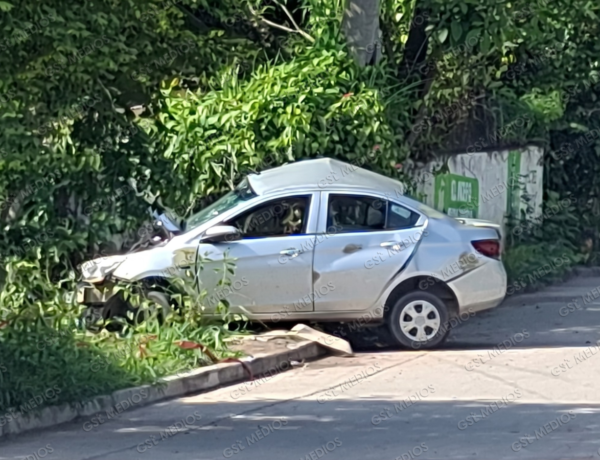 Muere conductor tras impactar contra muro de contención en Av. Federación