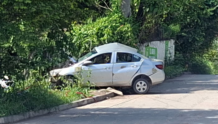 Muere conductor tras impactar contra muro de contención en Av. Federación