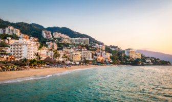 Playa del Cuale, en Puerto Vallarta, es declarada no apta para uso recreativo: Cofepris