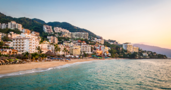 Playa del Cuale, en Puerto Vallarta, es declarada no apta para uso recreativo: Cofepris