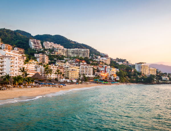 Playa del Cuale, en Puerto Vallarta, es declarada no apta para uso recreativo: Cofepris