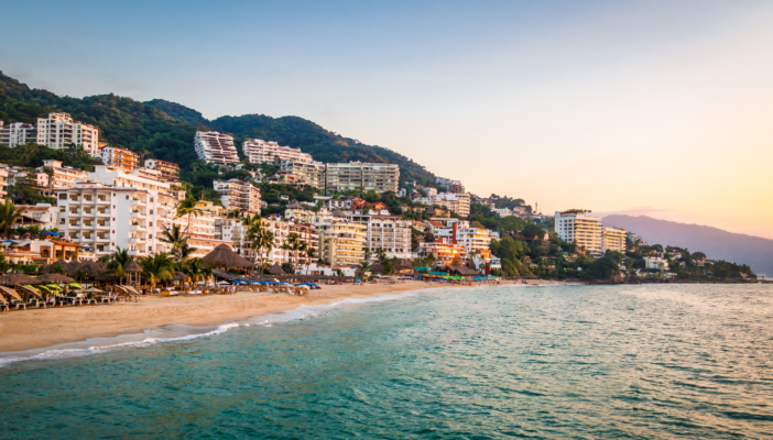 Playa del Cuale, en Puerto Vallarta, es declarada no apta para uso recreativo: Cofepris