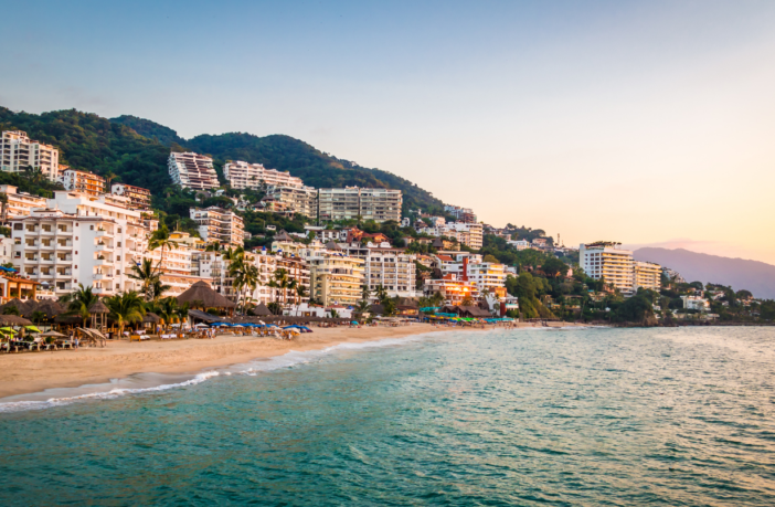 Playa del Cuale, en Puerto Vallarta, es declarada no apta para uso recreativo: Cofepris
