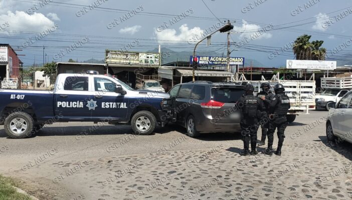 Patrulla de la policía estatal choca con vehículo de adulto mayor en avenida México