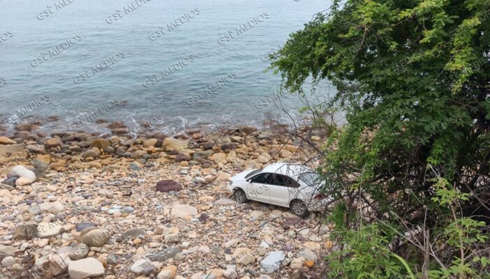 Vehículo de Uber termina sobre las rocas rumbo a El Tuito; hay dos lesionados leves