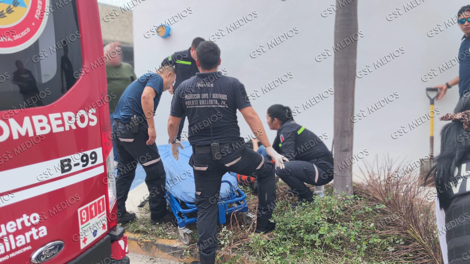 Motociclista con fractura en pierna tras choque con camioneta en Aralias II