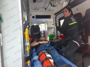 Motociclista con fractura en pierna tras choque con camioneta en Aralias II