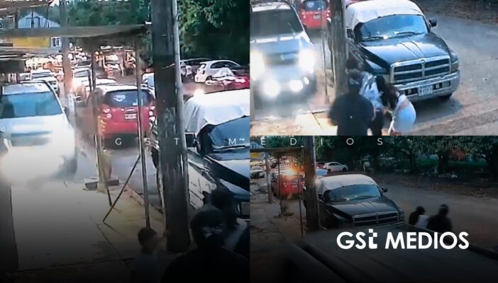 Camioneta invade banqueta y familia se salva por segundos en Veracruz