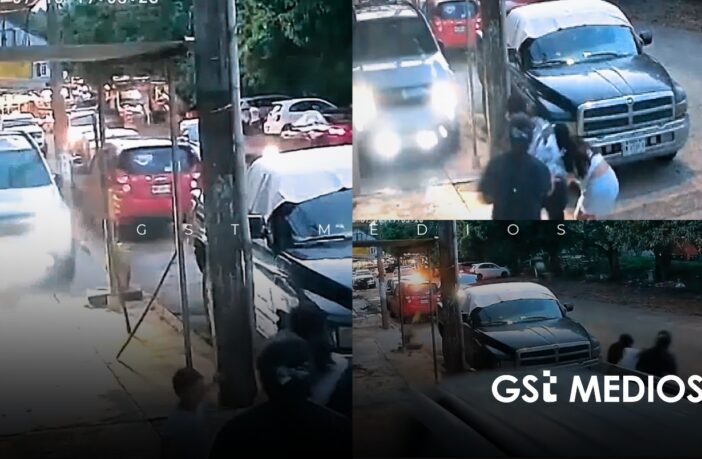 Camioneta invade banqueta y familia se salva por segundos en Veracruz