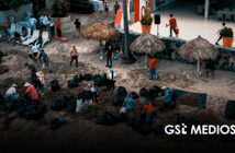 Sargazo sorprende a turistas y habitantes en playas de Guayabitos