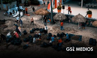 Sargazo sorprende a turistas y habitantes en playas de Guayabitos
