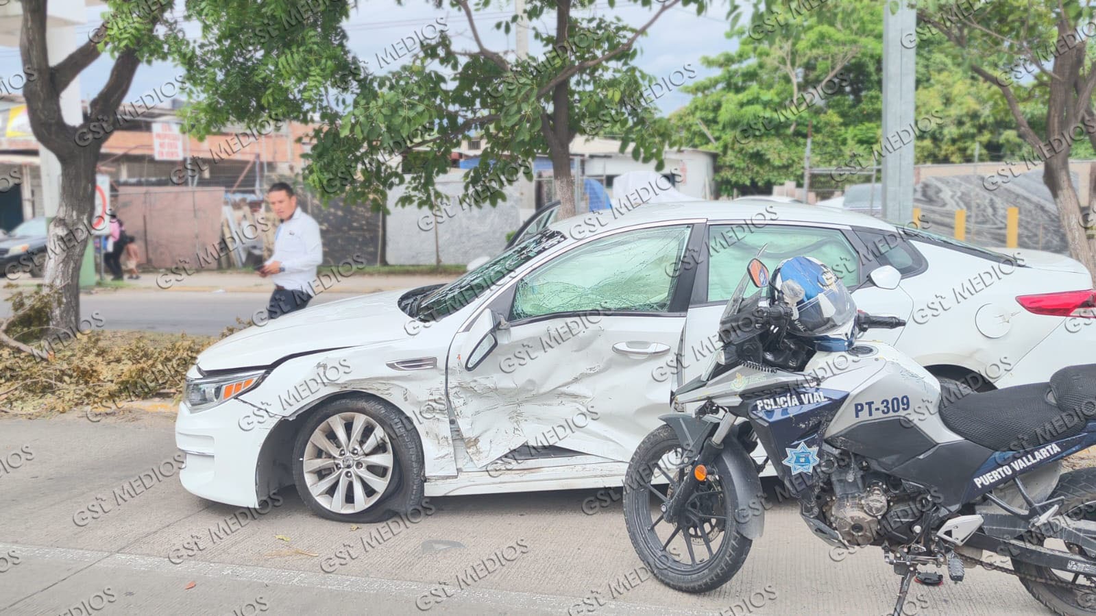 Brutal impacto entre dos vehículos a la altura del Puente de 'Los Milagros'