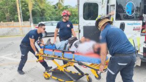 Motociclista repartidor con fractura expuesta tras percance en Vallarta