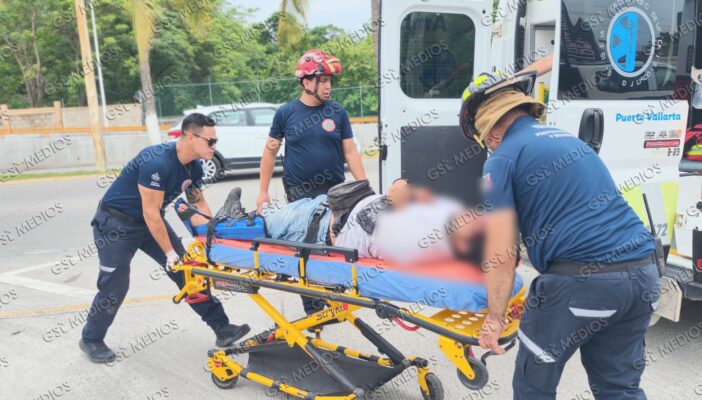 Motociclista repartidor con fractura expuesta tras percance en Vallarta