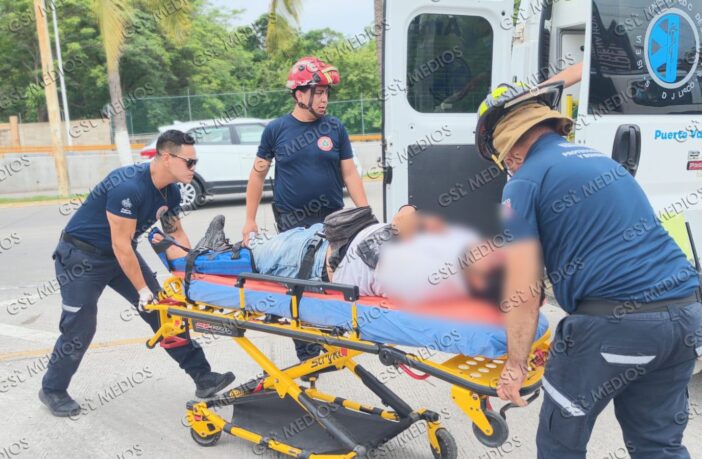 Motociclista repartidor con fractura expuesta tras percance en Vallarta