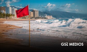 Piden precaución en playas de Puerto Vallarta por oleaje de hasta 2 metros