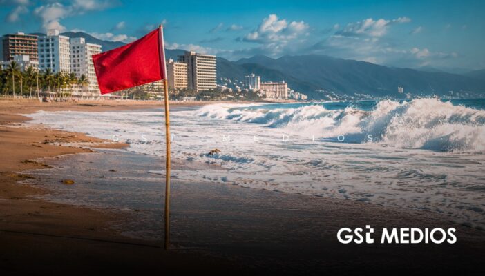 Piden precaución en playas de Puerto Vallarta por oleaje de hasta 2 metros