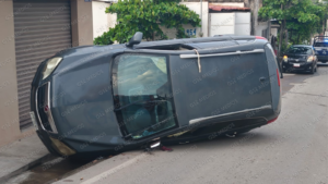 Aparatosa volcadura en Lomas de Enmedio