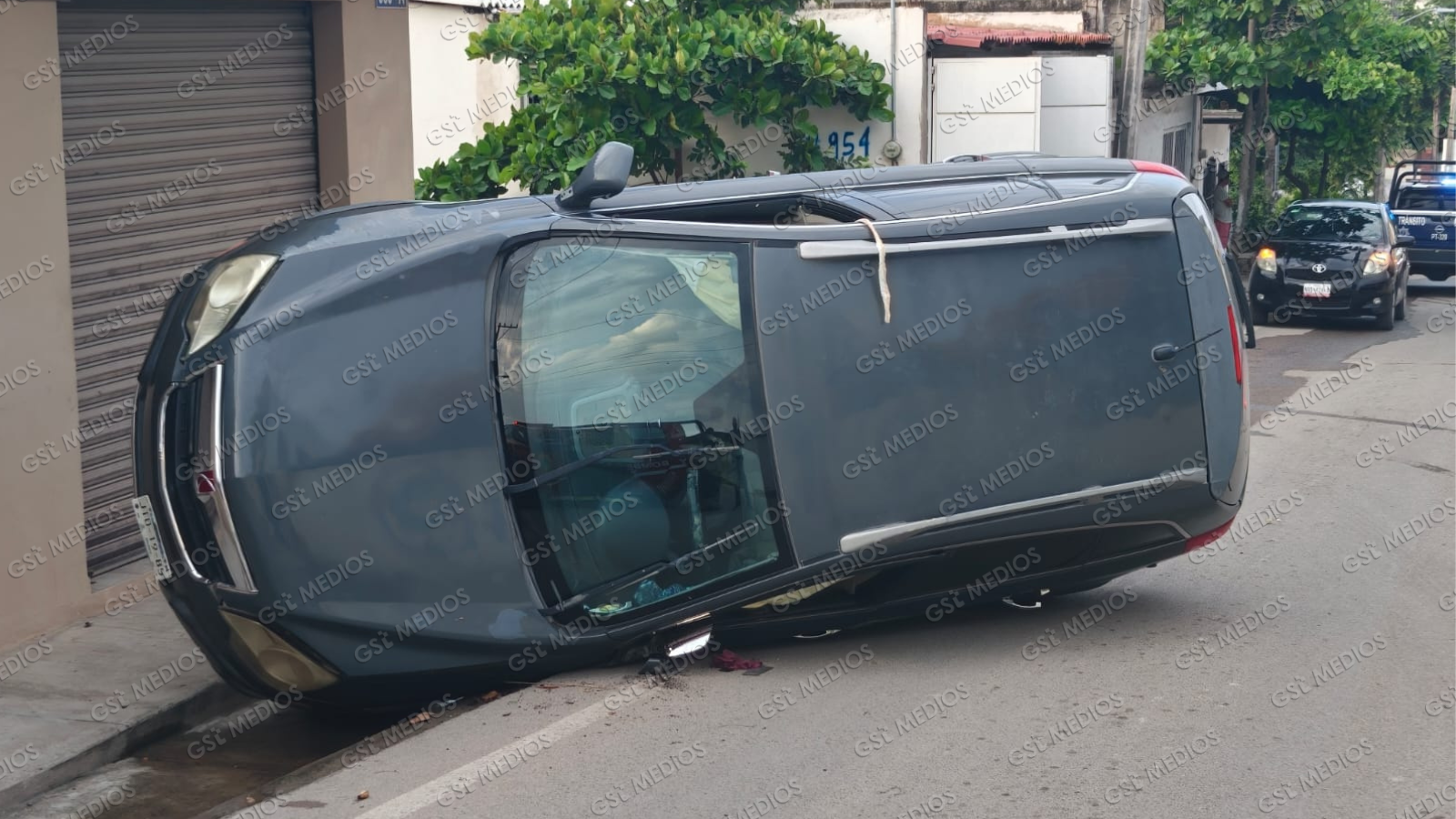 Aparatosa volcadura en Lomas de Enmedio