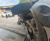 Aparatosa volcadura en Lomas de Enmedio; conductor es trasladado a prueba de alcoholemia