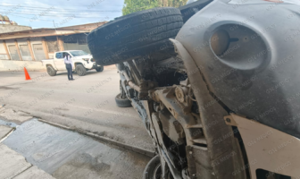 Aparatosa volcadura en Lomas de Enmedio